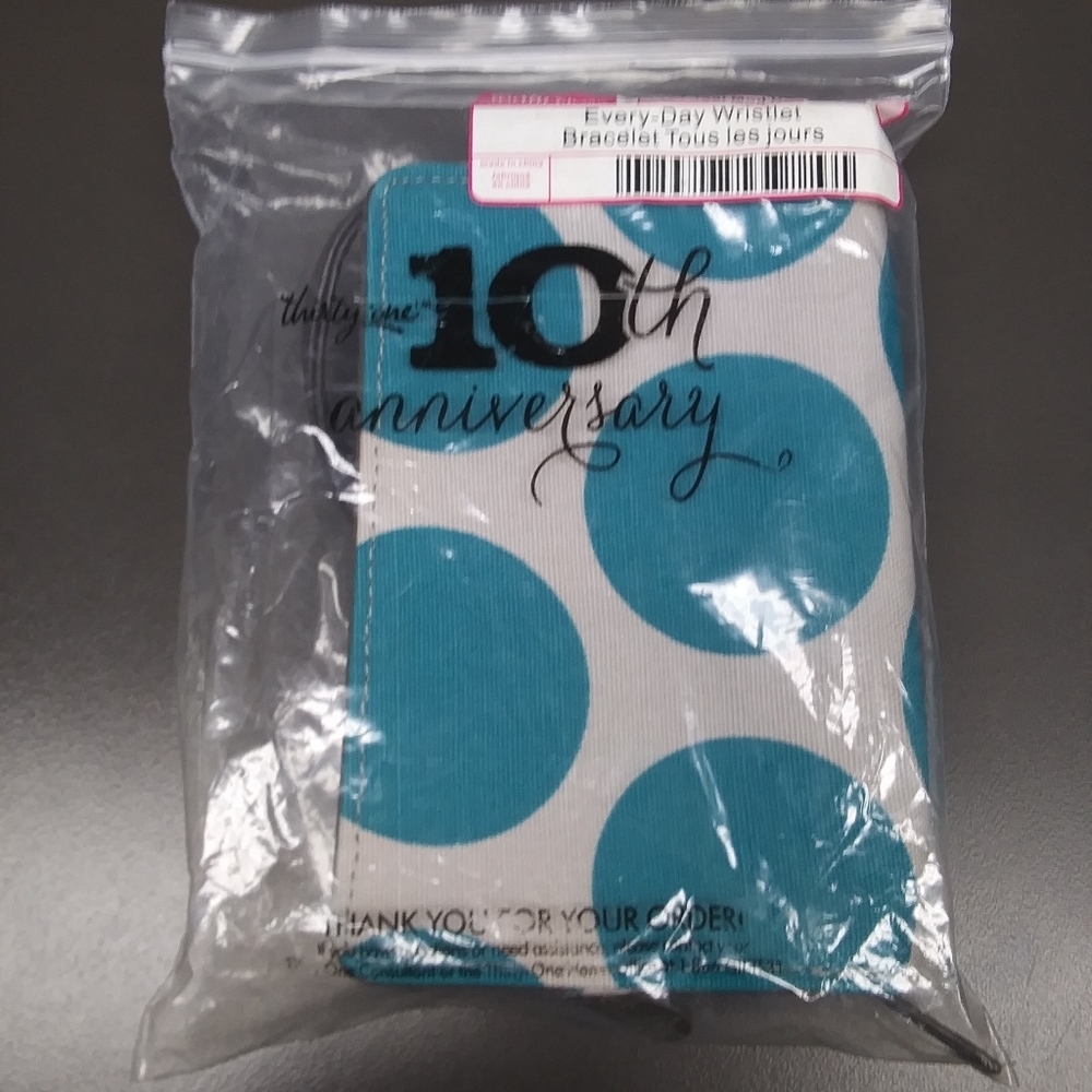 NWT 31 Wristlet Wallet Teal Mod Dot
